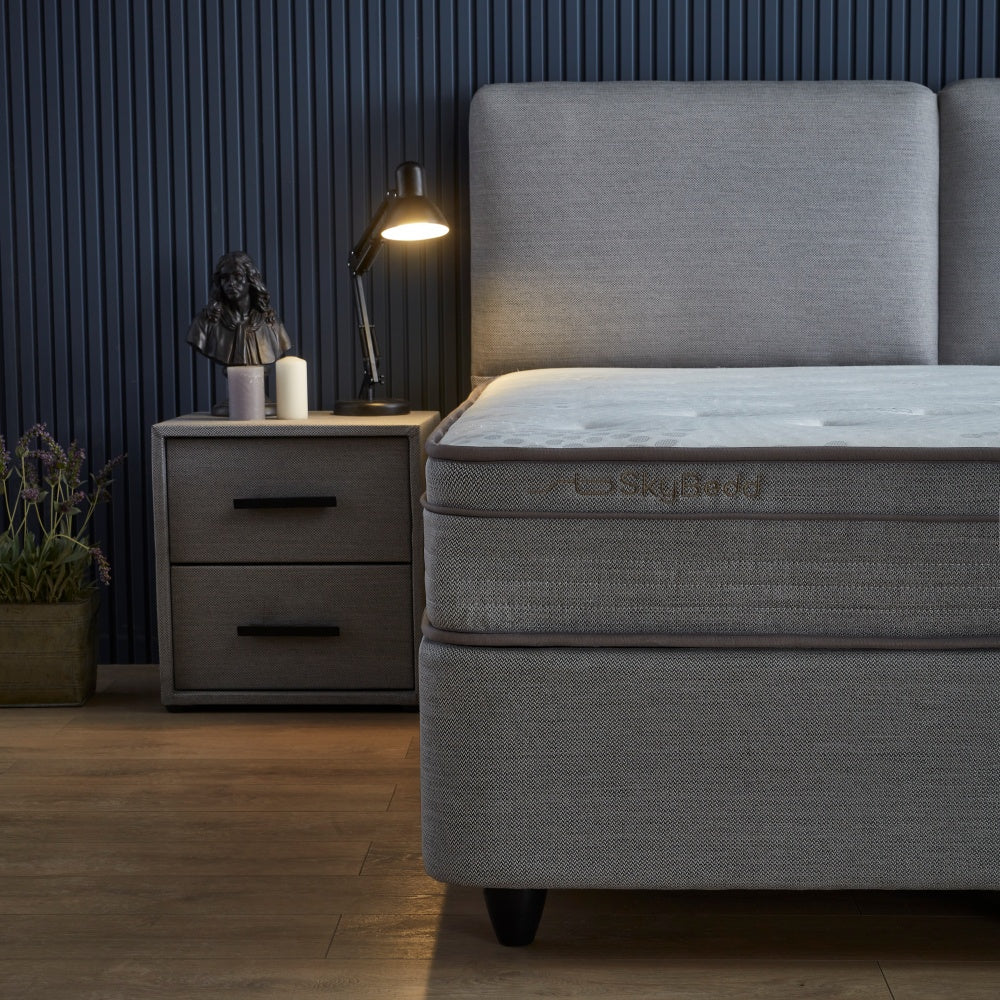 Boxspringbett / Stauraumbett "RootBedd" Skybedd in Grau mit Matratze und integriertem Stauraum