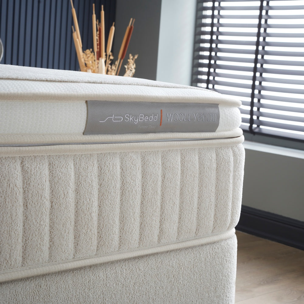 Boxspringbett / Stauraumbett "WoollyBedd" Skybedd Beige mit Matratze und integriertem Stauraum